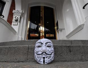 British police serve extradition notice on Assange