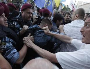 Chaotic protest hits Kiev amid crisis over language law