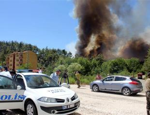 Fire in Syria spreads to Turkey