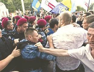 Brawls erupt as Ukraine passes language bill