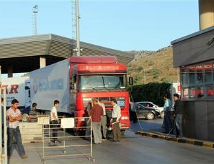 Syrian military fires on Turkish trucks