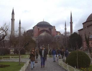 The number of tourists visiting Istanbul peaks