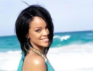 Rihanna sues ex-accountants, says she lost millions