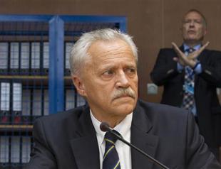 I was duped, German intel chief says in neo-Nazi case