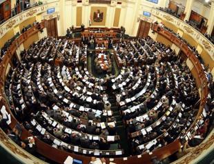 Defiant Egyptian president orders dissolved parliament back