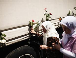 Hundreds pay respect to Srebrenica victims