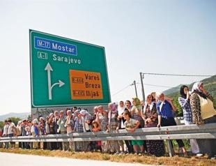 Thousands in Sarajevo pay respect to Srebrenica victims