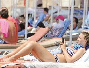 Foreign tourist arrivals fall