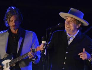 Bob Dylan rejects claim over first electric guitar