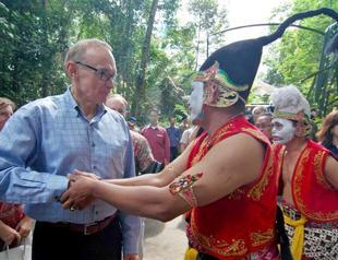 Australia urges Russia to support removal of Assad