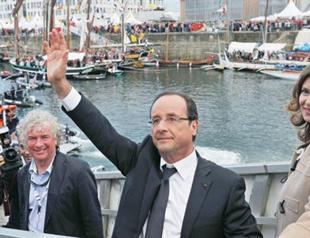 Hollande’s companion dismayed by her tweet