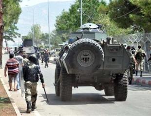 Syrians revolt, fly own flag at refugee camp in Turkey