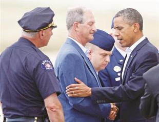 Obama shows solidarity with Colorado victims