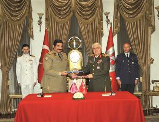 Turkey and Qatar sign army cooperation deal