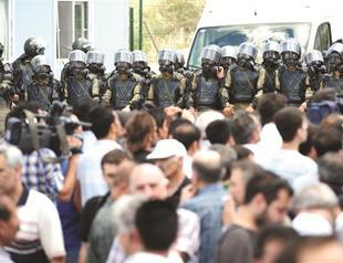 Lawyers protest court after row over Kurdish