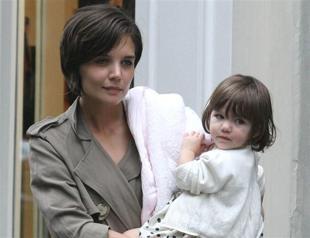 Scientologists deny tailing Cruise wife, daughter