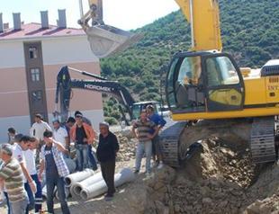 Trapped worker beheaded by excavator in failed rescue attempt