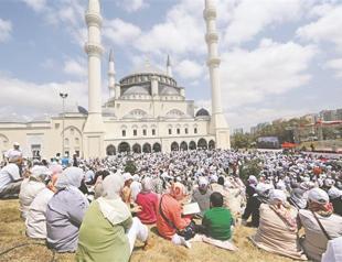 PM Erdoğan opens major mosque on Anatolian side