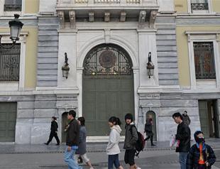 Turkish banks gain share from Greek cash outflow