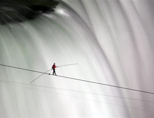 Nik Wallenda walks on tightrope over Niagara Falls