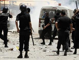 Police fire warning shots at protesters in Tunisia