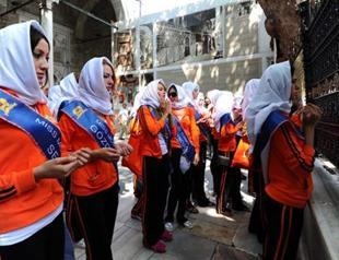 Beauty pageant contestants pray at Istanbul holy site