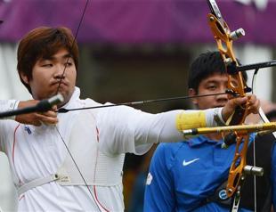 Legally blind archer sets first world records