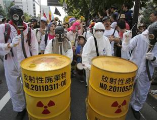 Anti-nuke protesters surround Japanese parliament