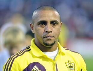 Brazils Roberto Carlos hangs up his boots