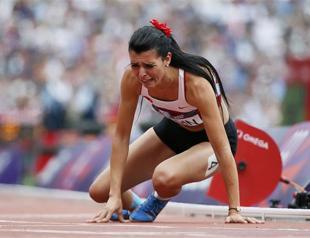 Turkish runner limps over the finish line to ovation