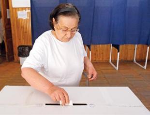 Romanians vote on president’s fate