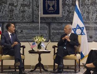 Romney talks Iran during Israel visit