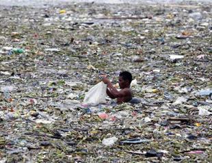 Thousands battle Philippine floods as death toll climbs