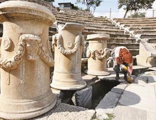 A new project enables women to take part in excavations at Metropolis site