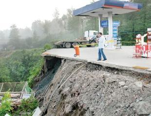 Landslip causes gasoline spill in Black Sea province