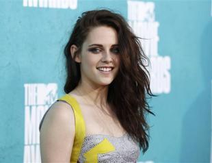 Twilight star issues apology after fling with married director