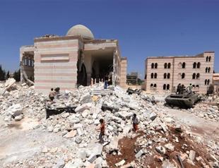 Syria town bordering Turkey fades into ruin