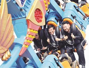 Kim rides on roller-coaster with envoys