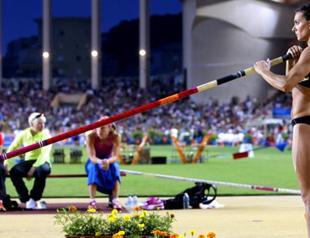 ‘Worried’ Isinbayeva eyes golden hat-trick