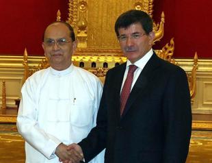 Davutoğlu reaches out to Rohingya Muslims