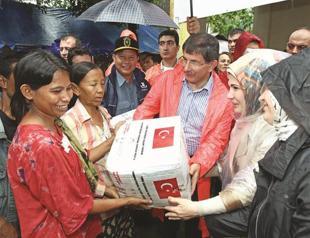 FM Davutoğlu pledges to help Rohingya Muslims