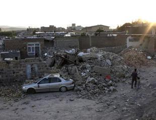 Two earthquakes in Iran kill 300 and injure 2,600