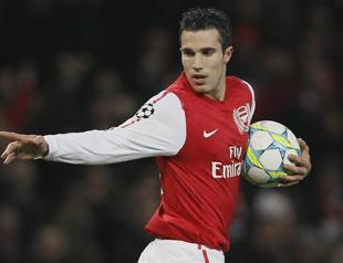 Robin van Persie joins Man United on 4-year deal