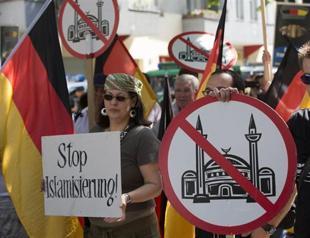 Far-right group shows Mohammed cartoon at Berlin mosque