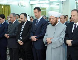 Assad appears in public for Eid prayers