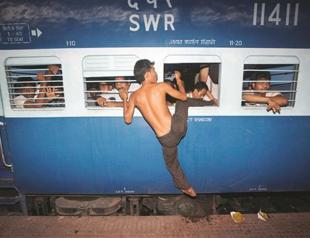 India accuses Pakistan on SMS rumors