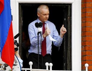 Assange appears on balcony of Ecuadors London embassy