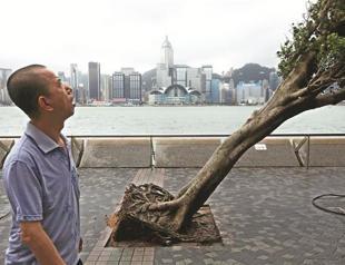 Typhoon lashes Hong Kong, wounds scores