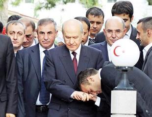 Bahçeli visits ex-chief’s tomb