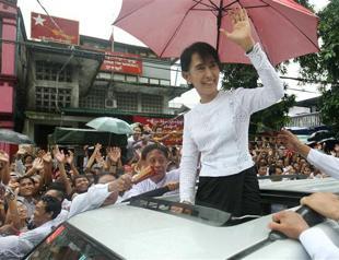 Myanmar’s gov’t ends media censorship